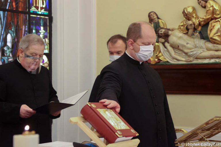 Przysięgę składa ks. Jacek Wiliński, delegat metropolity warszawskiego