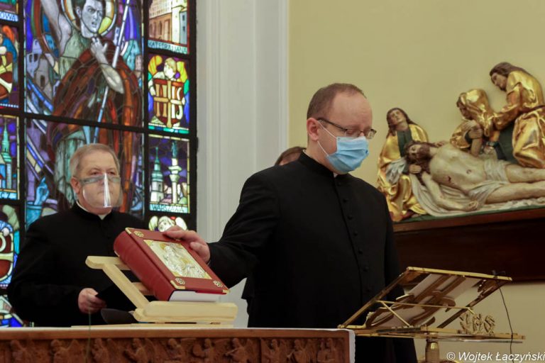 Przysięgę składa ks. Bartłomiej Pergoł, notariusz